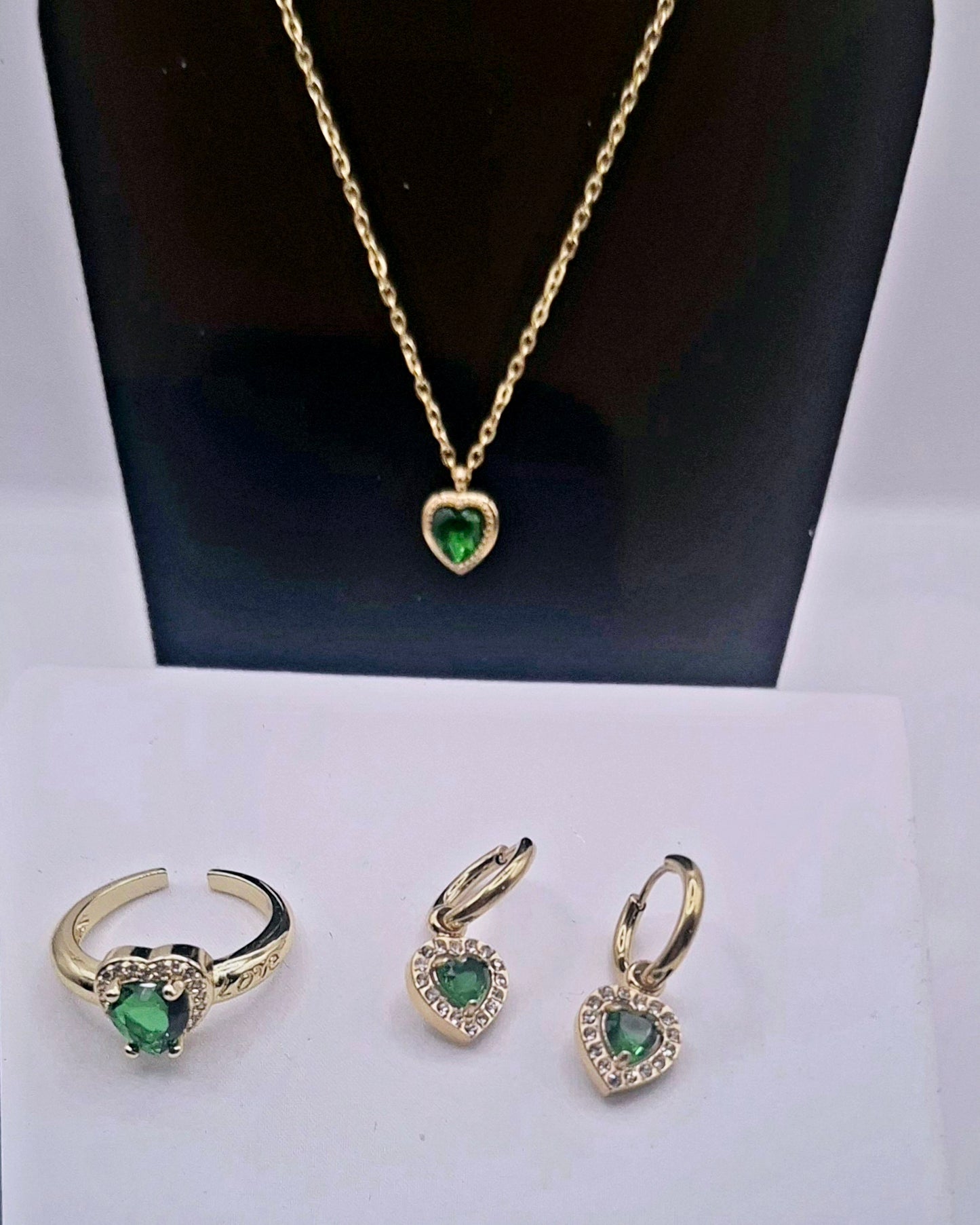 Chaînette en acier inoxydable avec médaille en forme de coeur vert.