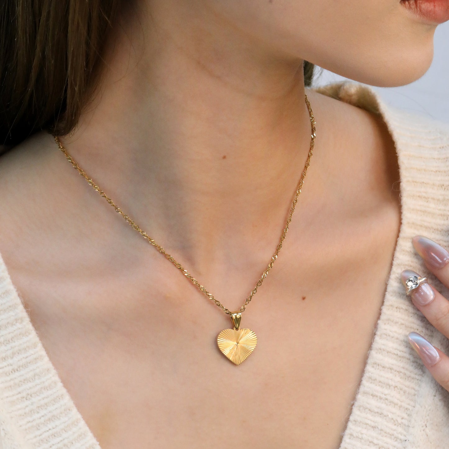 Chaînette en acier inoxydable avec médaillon en forme de coeur.
