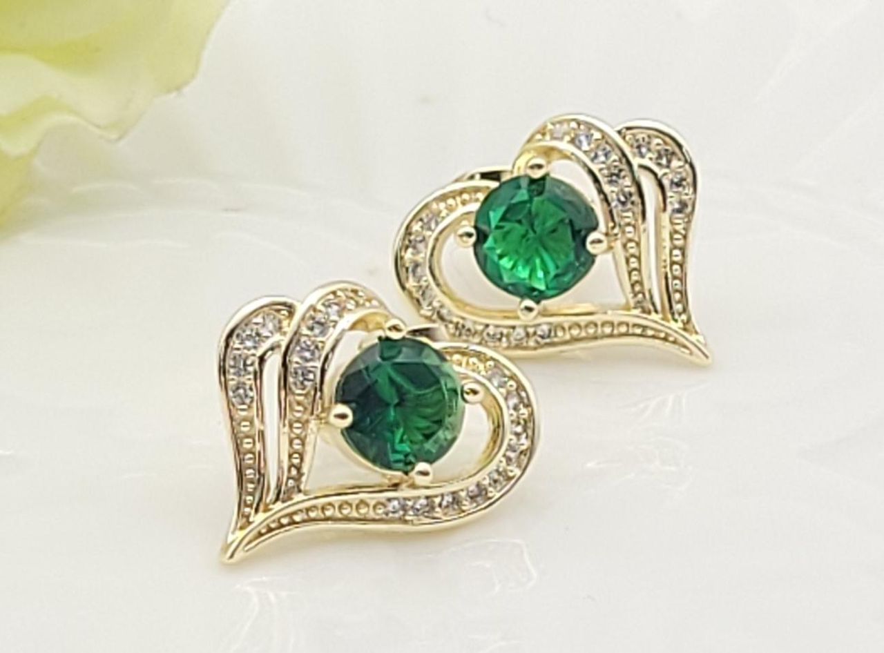 Petites Boucles d'oreilles plaquées Or 18 carats élégantes en forme de coeur.