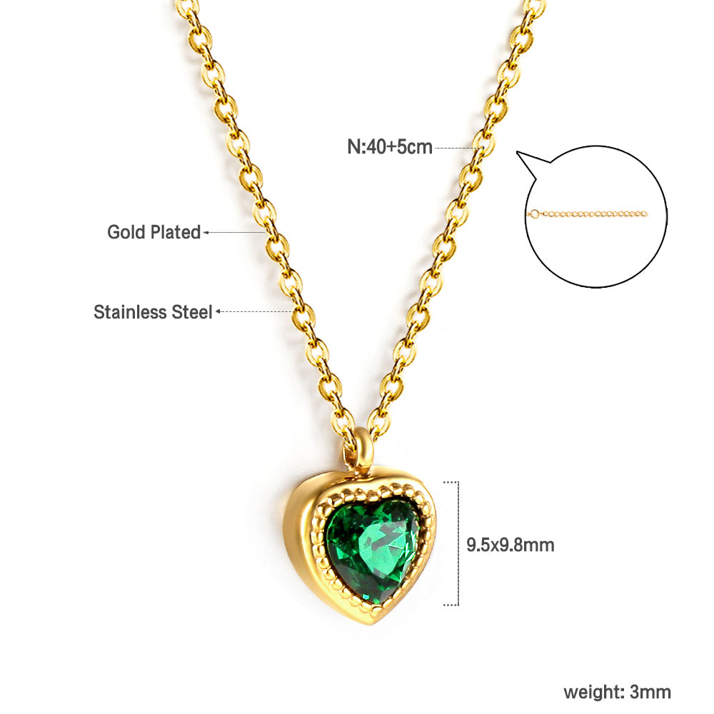 Chaînette en acier inoxydable avec médaille en forme de coeur vert.