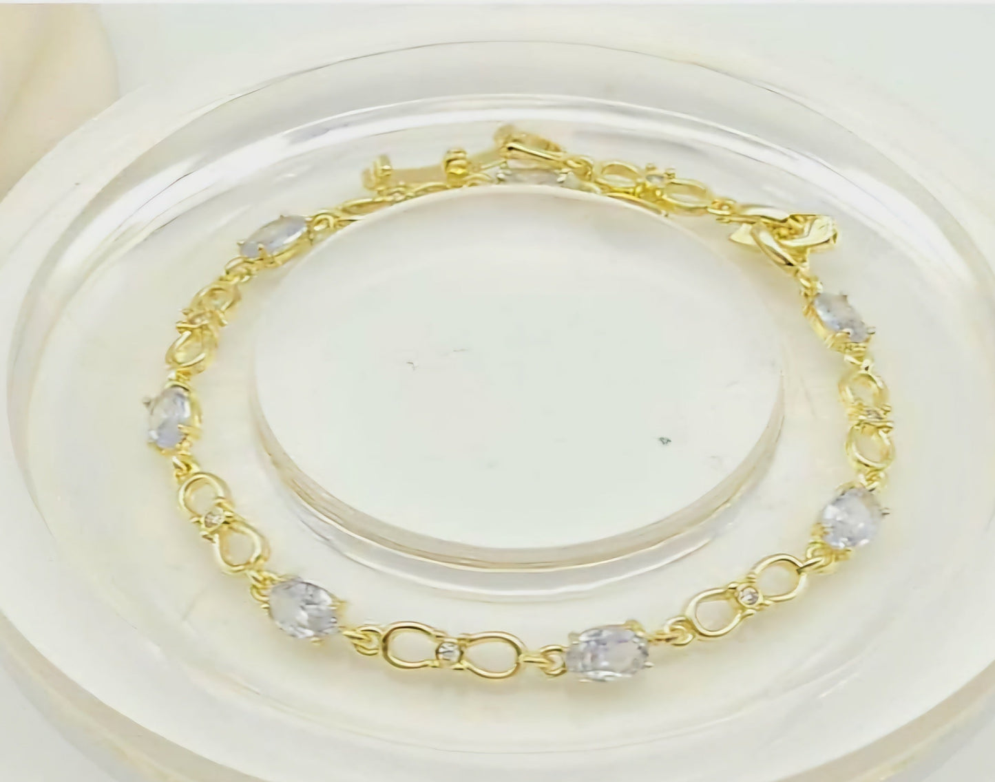 Bracelet Plaqué Or 18 carats orné de pierres.