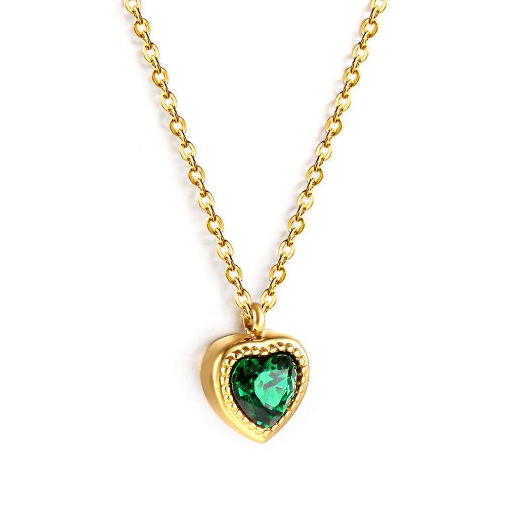 Chaînette en acier inoxydable avec médaille en forme de coeur vert.
