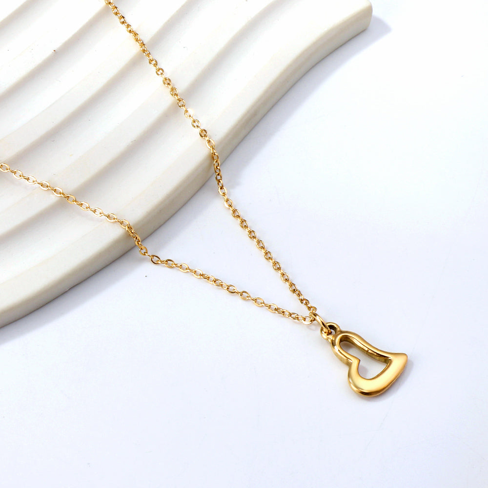 Chaînette en acier inoxydable avec médaille en forme de coeur