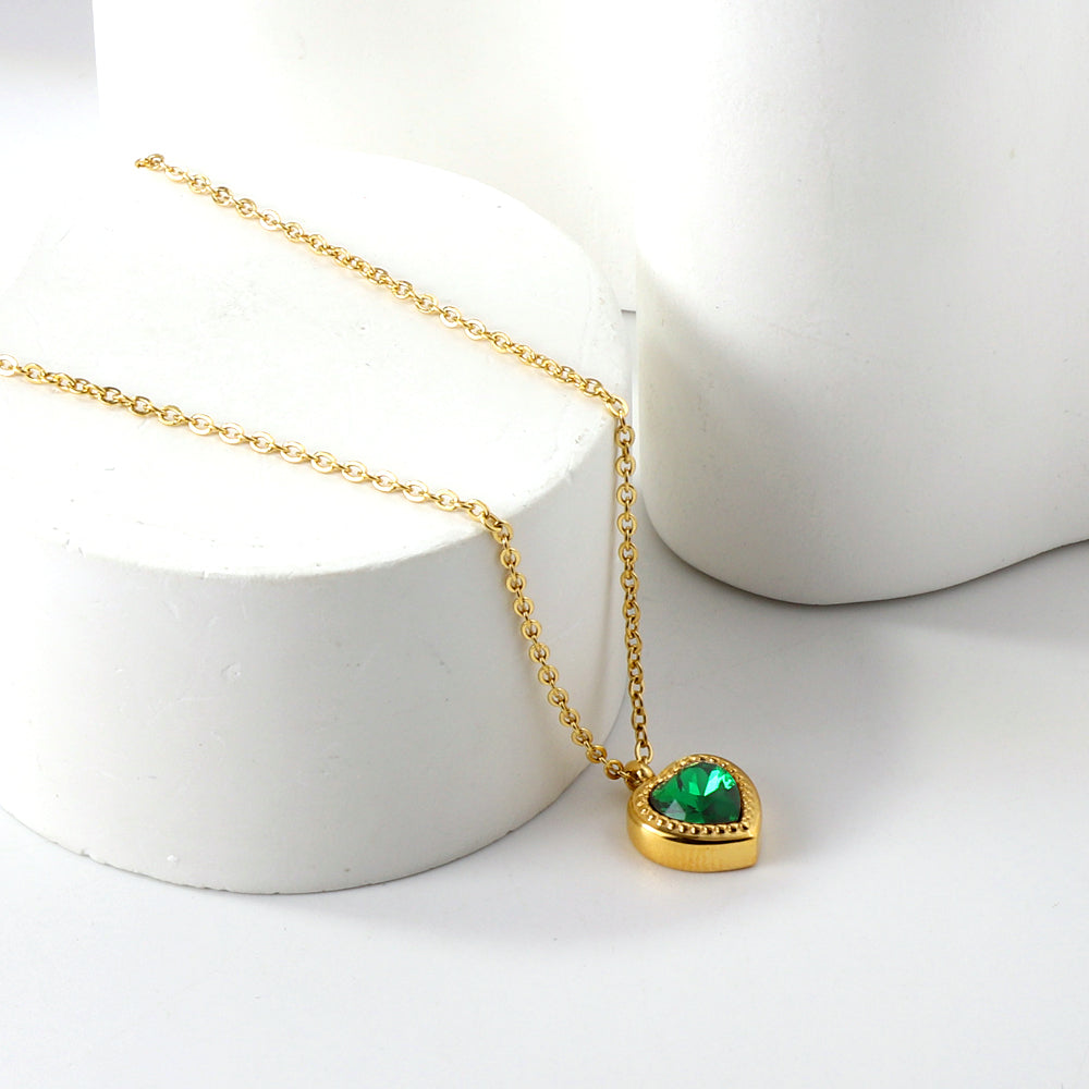 Chaînette en acier inoxydable avec médaille en forme de coeur vert.