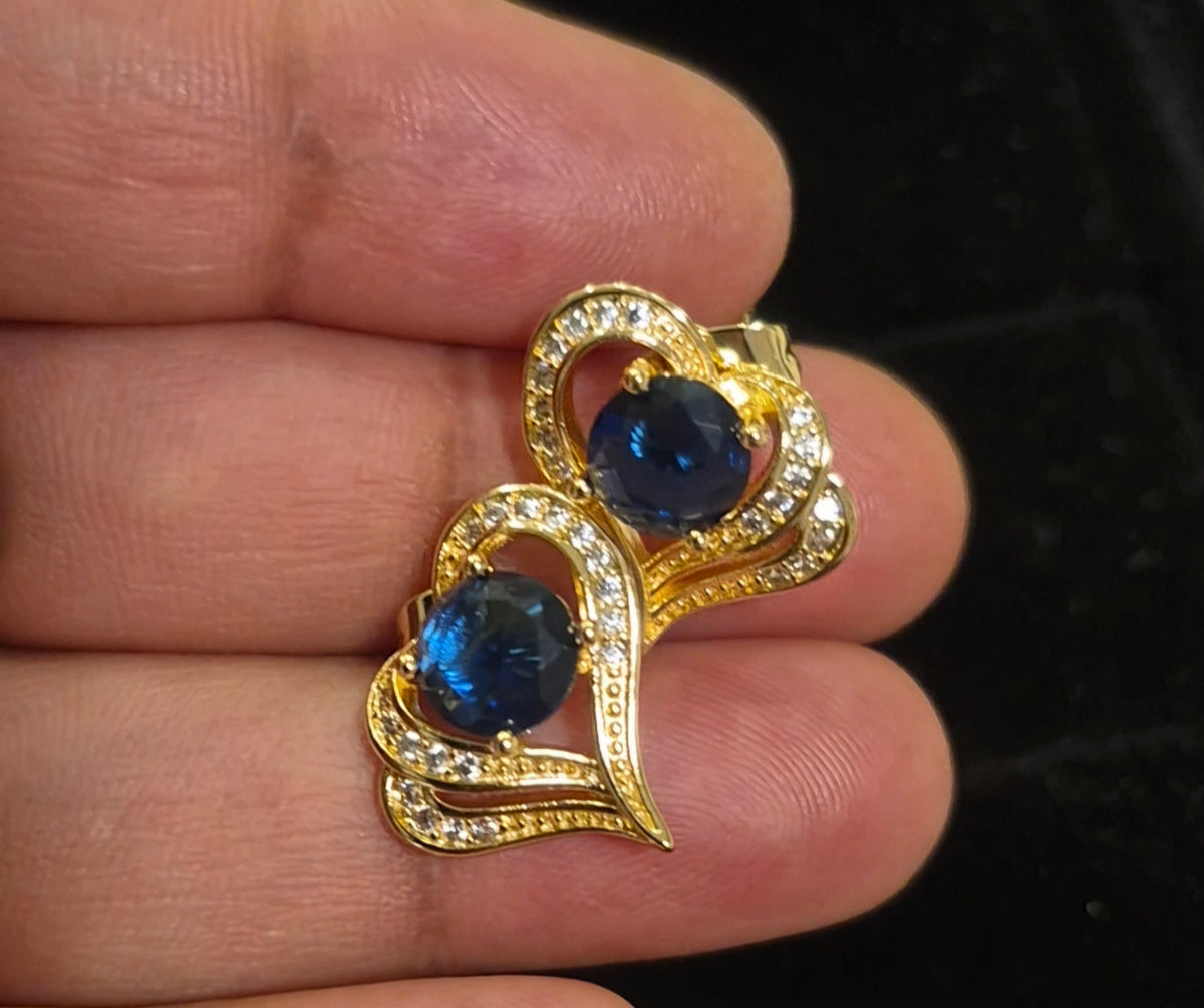 Petites Boucles d'oreilles plaquées Or 18 carats élégantes en forme de coeur.